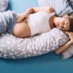 Jak spać z poduszką ciążową? Poradnik