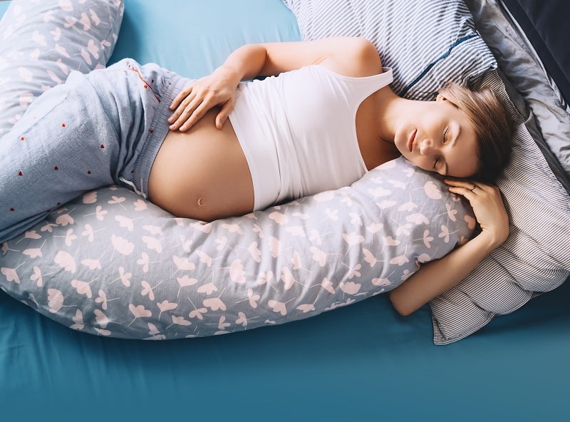 Jak spać z poduszką ciążową? Poradnik